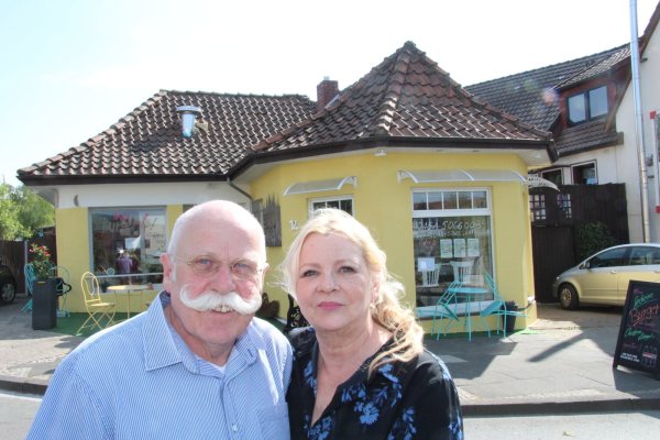 Neues Projekt: Reinhold und Marina Mennecke haben den historischen Pavillon in Schieder als Currywurstbude hergerichtet. - © Marianne Schwarzer