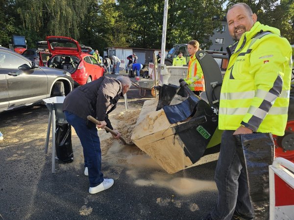 Das Team der Stadt war an den gelben Jacken klar zu erkennen und packte beim Füllen der Sandsäcke auf dem Bauhof auch mit an. Sven Anders, Fachteamleiter Stadtentwässerung, Wasserwirtschaft, freute sich, dass der Andrang groß war. - © Astrid Sewing