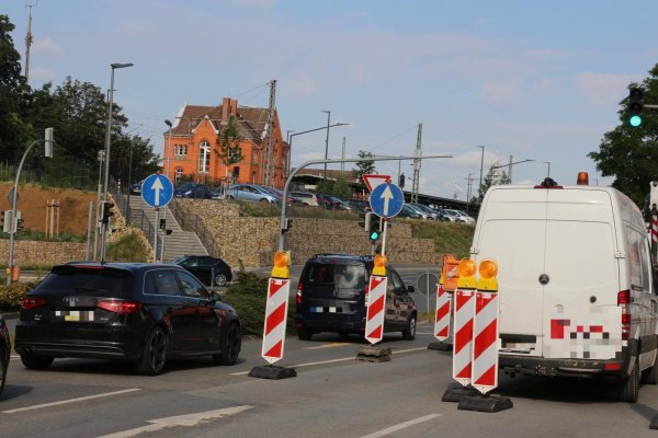 Autofahrer können von der Wohntanstraße aus derzeit nur geradeaus in die Industriestraße fahren, das Abbiegen auf die Paulinenstraße ist nicht erlaub. Die Baustelle samt verengter Fahrbahn soll noch bis zum 27. Juli dauern. - © Janet König