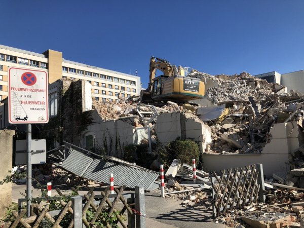 Bagger leisten ganze Arbeit. - © Martin Hostert