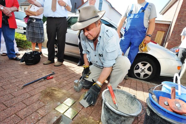 Gunter Demnig verlegt 2011 vier Steine in der Oberen Straße in Barntrup. Bis heute gibt es 75.000 Gedenksteine sind in 21 europäischen Ländern. Alleine in Deutschland hat Demnig seine Kunstwerke in 1265 Kommunen in den Boden gelassen. - © Archivfoto: Karl-Heinz Krull