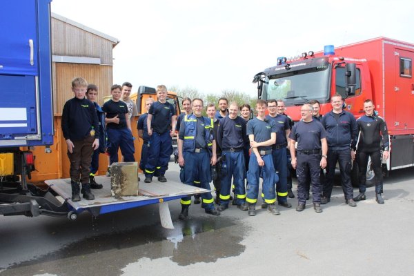 Bewährte Zusammenarbeit: Das THW Lemgo und die Tauchergruppe der Feuerwehr Lemgo haben die Bega vom Müll befreit. - © Stadt Lemgo