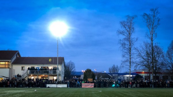 Flutlicht-Einsatz beim Besuch der B-Junioren von Schalke 04 beim SVE Jerxen-Orbke im März 2018. Die CDU hat sich für eine Umrüstung aller Flutlichtanlagen im Stadtgebiet auf LED-Technik ausgesprochen. - © Raphael Bartling