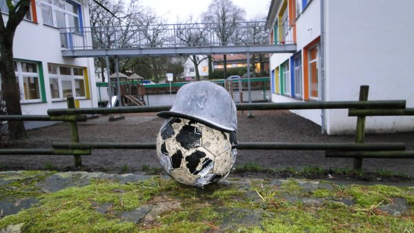 Bewegung ist das neue A&O in der Frühpädagogik – da kommt der Plan eines Soccer-Courts auf einer bislang ungenutzten Fläche an der Grundschule Bösingfeld gerade recht. Auf diesem Bild wartet der reichlich gefledderte Herr Ball darauf, von Kinderfüßen in die Tore getreten zu werden. Er ist, wie man deutlich sehen kann, einiges gewohnt. - © Hajo Gärtner