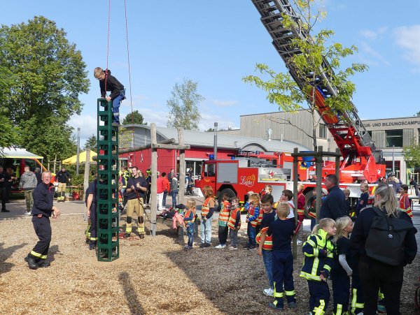 Kistenklettern ist beim ersten Kreis-Kinderfeuerwehrtag einer der angesagtesten Aufgaben. - © Rudi Rudolph