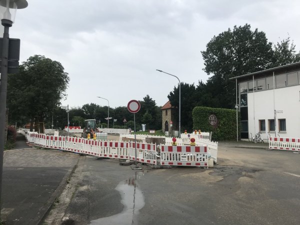 Vor der Feuerwache in Lemgo wird derzeit die Regenstorstraße saniert. - © Klaus Wegener/Feuerwehr Lemgo