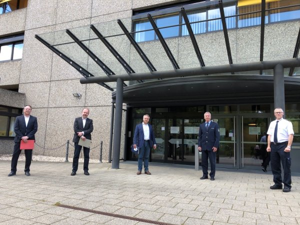 Gruppenfotos haben in Corona-Zeiten ihre eigene Ästhetik. Über das Krisenmanagement im Bad Salzufler Rathaus berichten (von links) Armin Weißing (Fachbereichsleiter Ordnung), Technischer Beigeordneter Bernd Zimmermann, Bürgermeister Dr. Roland Thomas, Erster Polizeihauptkommissar Heinz Wieler und Andreas Echterhof, stellvertretender Leiter der Freiwilligen Feuerwehr. - © Thomas Reineke