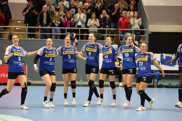 Die HSG-Spielerinnen Amber Verbraeken, Diana Dögg Magnusdottir, Laura Rüffieux, Nieke Kühne, Ona Vegué, Ida Hoberg und Judith Tietjen sind bereit für den Europapokal-Auftritt. - © Paul Cohen