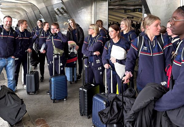 Mannschaft und Staff der HSG Blomberg-Lippe warten am Flughafen in Bilbao auf die Weiterfahrt nach San Sebastian. - © Jens Genge