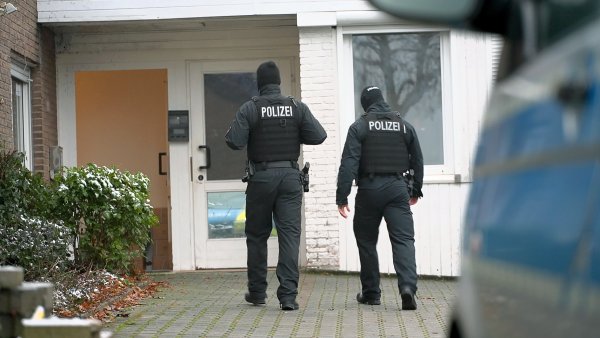 Immer wieder rücken Ermittler wie auf diesem Symbolbild in Verdachtsfällen zu Hausdurchsuchung aus. Nun ist klar, welche Immobilie in Enger durchsucht wurde. - © Symbolbild dpa