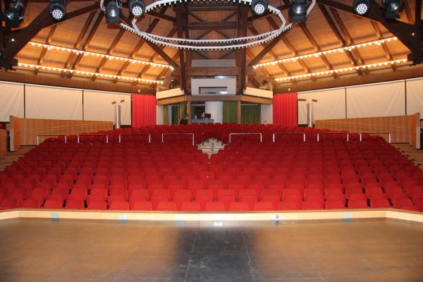 Auch das Kurtheater soll saniert werden, insbesondere Technik und Bühne. - © Cordula Gröne