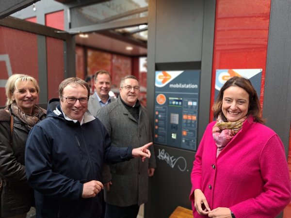 Regierungspräsidentin Anna Katharina Bölling (rechts) hat sich zusammen mit (von links) Verwaltungsvorstand Dr. Ute Röder, NRW-Verkehrsminister Oliver Krischer, dem lippischen Landtagsabgeorneten Klaus Hansen und Landrat Dr. Axel Lehmann und weiteren Akteuren die Mobilstation in Lage angesehen. - © Carolin Brokmann-Förster