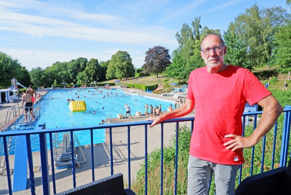 Stefan Dubbert ist seit mehr als 20 Jahren Vorsitzender des Freibadvereins Bösingfeld-Asmissen. Er schätzt vor allem die landschaftlich schöne Lage des Bades, die gute Aufteilung und das Angebot an Wasserspielgeräten. - © Lorraine Brinkmann