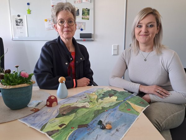 Anja Ostrop (links) und Rica Fricke beraten bei einer Krebsdiagnose - egal an welchem Punkt der Patient oder seine Angehörigen gerade stehen. - © Carolin Brokmann-Förster