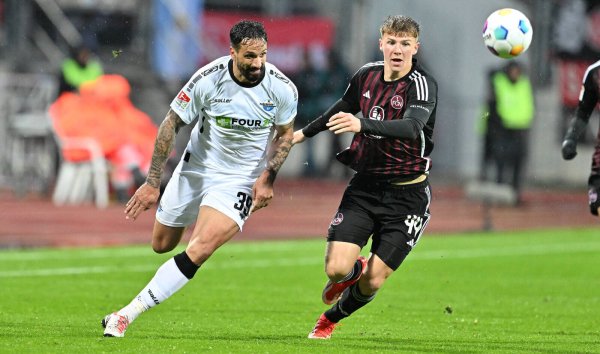 SCP-Stürmer Adriano Grimaldi (l.) im Duell gegen den 16 Jahre jüngeren Nürnberger Innenverteidiger Finn Jeltsch. - © Imago Images/Sportfoto Zink