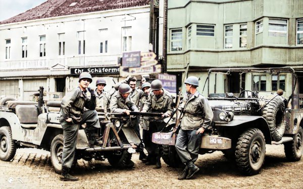 US-Soldaten auf dem Lagenser Marktplatz. Dort war im damaligen Hotel Freitag die amerikanische Militär-Kommandantur untergebracht. Es handelt sich um ein nachträglich koloriertes Foto. - © Quelle: Sammlung Hans Jacobs