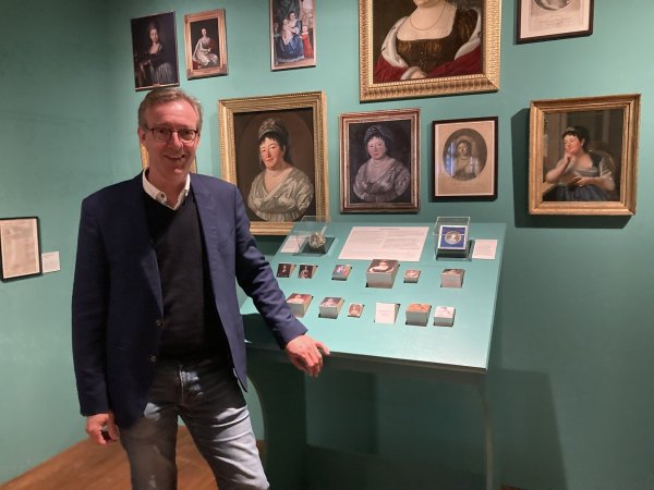 Dr. Michael Zelle wünscht sich, dass der Erneuerungsprozess für das Lippische Landesmuseum bald auf den Weg gebracht wird. Hier steht er in dem Raum, wo sich Besucher über die Fürstin Pauline informieren können. - © Cordula Gröne