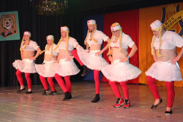 Die „LieLaGirls" dürfen beim Sitzungskarneval nicht fehlen und präsentieren sich mal wieder in Höchstform beim Videodreh auf der Bühne. - © Sandra Castrup