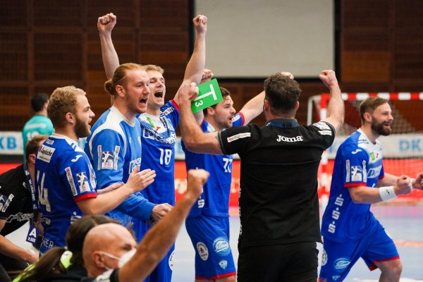 Die Erleichterung ist auf der TBV-Bank zu spüren. Von links: Reimann, Geis, Hangstein, Baijens, Trainer Kehrmann und Kogut. - © Harry Reis
