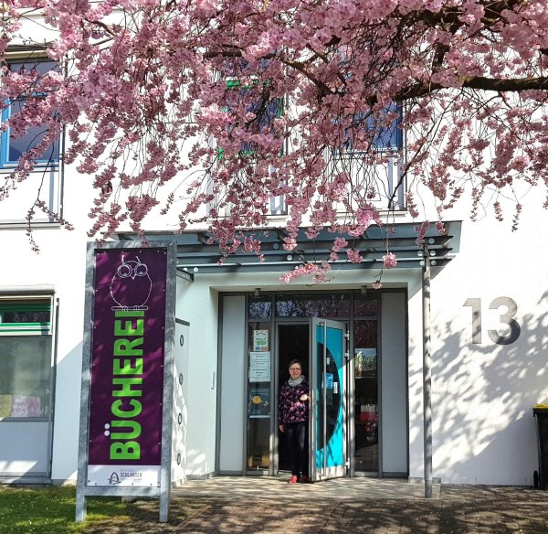 Ulrike Knickmanns verlässt die Bücherei Schlangen. - © Gemeinde Schlangen