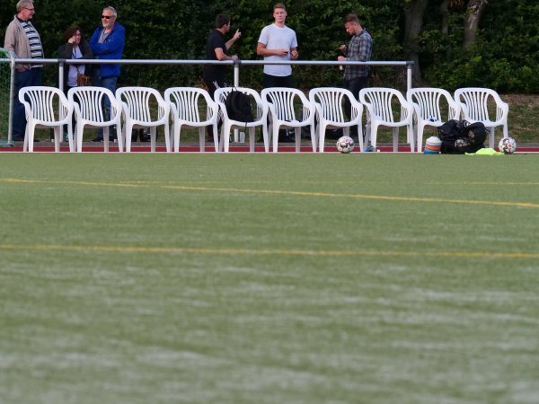 Die Stühle am Spielfeldrand sind in den vergangenen Wochen leer geblieben. Folglich ist die Fußball-Saison nun offiziell abgebrochen worden. - © Jörg Hagemann