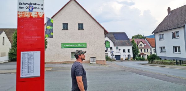 Warten auf Godot: Zumindest alle, die in Schwalenberg ab dem 6. Juli auf die Linie 770 warten, werden sich vergeblich die Beine in den Bauch stehen. - © Marianne Schwarzer