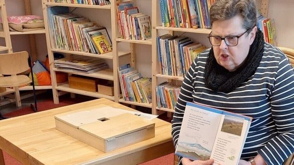 Vorlesepatin Brigitte Tölle liest den kleinen Zuhörern eine spannende Geschichte vor. - © Kindergarten Brake