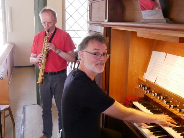 Jazzige Klänge zum Auftakt des Orgelsommers: Organist Wolfgang Flunkert und Saxophonist Burghard Corbach interpretieren jäzzig angehauchte Werke. - © Thomas Krügler