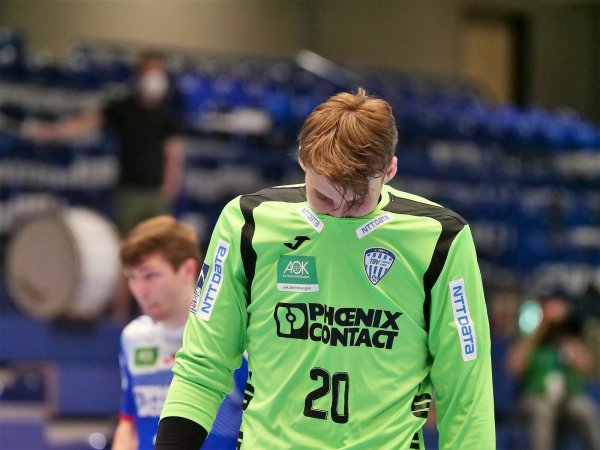 Mit hängenden Köpfen verlassen Lukas Zerbe (links) und der gut haltende Finn Zecher nach der 22:33-Heimniederlage gegen die SG Flensburg-Handewitt das Parkett. - © Jörg Hagemann