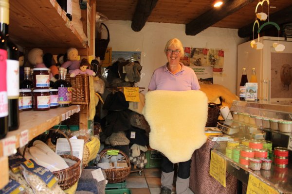 Karla Ebert, Inhaberin vom Biolandbetrieb Hasenbrede, in ihrem Hofladen, den sie seit Anfang der 1990er-Jahre betreibt. - © Chiara Wibbeke