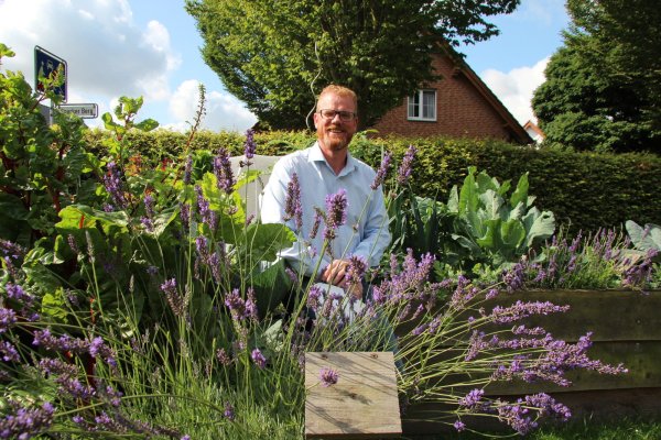 Friso Veldink, Bürgermeisterkandidat CDU Dörentrup, im heimischen Garten. - © Katrin Kantelberg