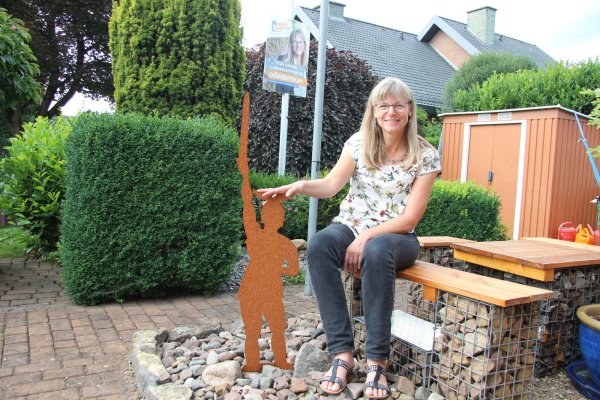 Im Garten von Michaela Lehnert in Hillentrup wacht der Hermann.  - © Katrin Kantelberg