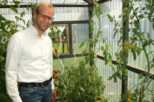 Der Familienmensch Borris Ortmeier im Gewächshaus, das für frische Zutaten für die vegetarische Küche sorgt.  - © Sylvia Frevert