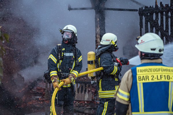 Die Feuerwehr musste am Mittwoch einen Brand in einer Scheune in Hummerbruch löschen. - © FREITAG-TV