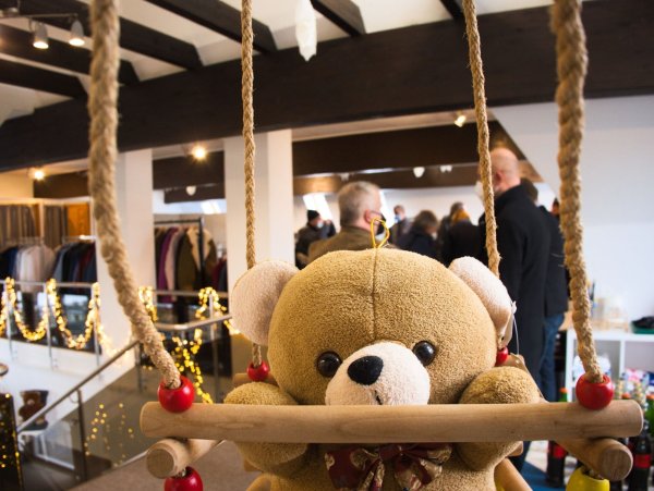 Im Sozialkaufhaus gibt es gebrauchte Sachen zum kleinen Preis. Ein Aufbewahrungsservice für Einkäufe soll mehr Menschen in die Innenstadt locken. - © Till Sadlowski