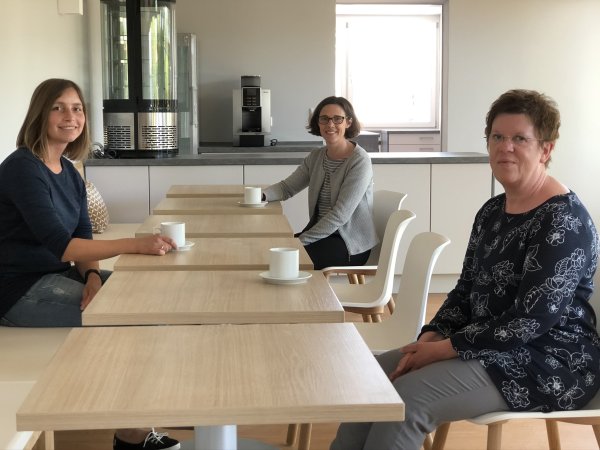Auf die Eröffnung des neuen Dorfcafés in Hörstmar freuen sich (von links) Isabell Matejek, Leiterin bei „Das Dach" in Lemgo, Regine Schmelzer von der Stadtverwaltung sowie Sabine Soltau, verantwortlich für die Tagesstätte in Lage. - © Till Brand