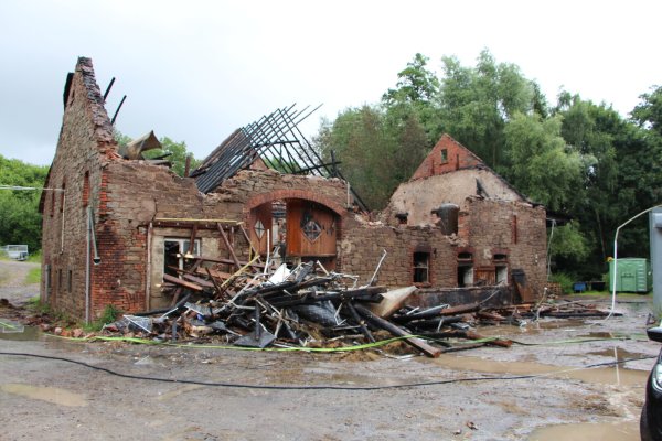 Die Scheune und der Anbau sind nur noch eine Ruine. Bis 4 Uhr morgens dauerten die Löscharbeiten der Freiwilligen Feuerwehr. Ein Kurzschluss in einem akkubetriebenen Elektrogerät soll den Brand in Billerbeck verursacht haben. - © Astrid Sewing