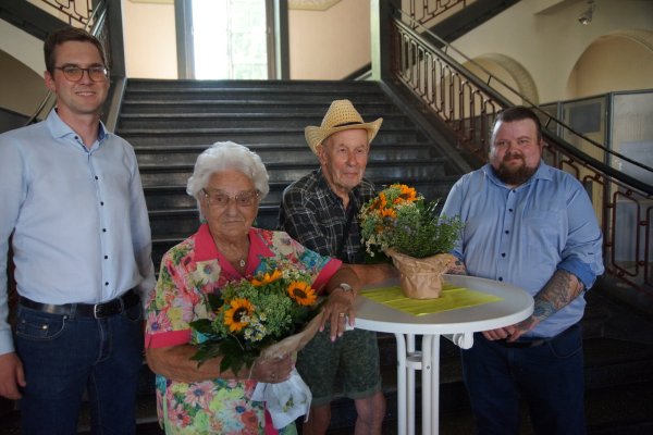 Bürgermeister Matthias Kalkreuter (links) und stellvertretender Personalratsvorsitzender Jan Wiebusch (rechts) überreichten Gerda Thiel und Harald Heinz einen Blumenstrauß als älteste Gäste des Sommerfestes. - © Stadt Lage