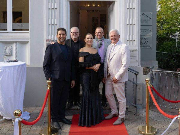 Bei der Ausstellugnseröffnung: (von links) Vincenzo Maria Sarinelli (Tenor) Roberto Corlianó (Pianist und Komponist) Claudia Oddo (Sopran) Ippazio Fracasso Baacke (Künstler) Andreas Greve (Galerist und Kurator). - © Galerie Greve