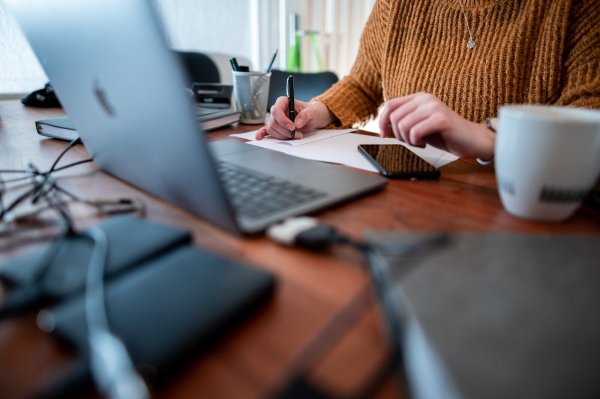Nach Ende der Homeoffice-Pflicht beordern viele Unternehmen und Behörden in Lippe ihre Mitarbeiter zumindest teilweise zurück ins Büro. Viele Arbeitgeber wollen aber weiterhin zum Beispiel mobiles Arbeiten ermöglichen. - © Fabian Strauch/dpa