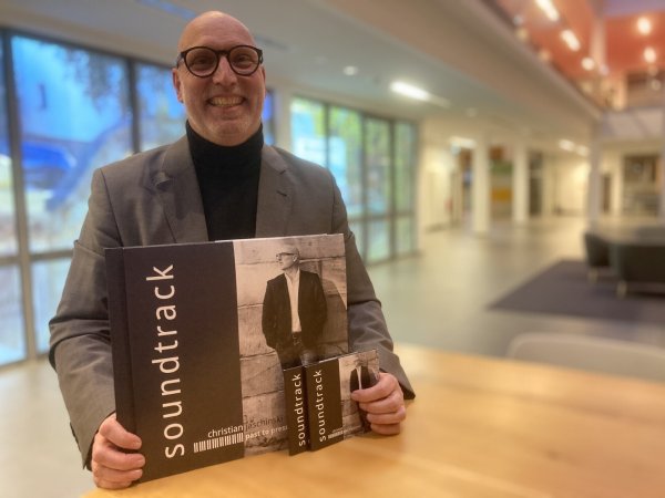Christian Jaschinski hält mit Stolz sein neues Album "Soundtrack" in den Händen. - © Nico Düllmann