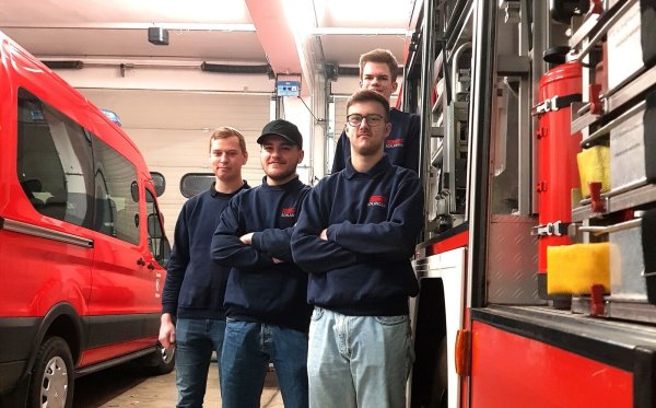 Haben nach einem Kneipenabend beschlossen zur Feuerwehr zu gehen: Kevin Hoberg, Philipp Pucker, vorne Silas Warachewics und Robin Heß (von links). - © Gemeinde Schlangen