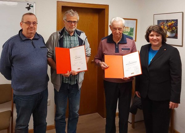 Ausgezeichnet: Vorsitzender Detlef Steffen (links) und MdL Ellen Stock überreichten Ralf Fischer (Zweiter von links) und Winfried Niederbröker Urkunden für langjährige Mitgliedschaft in der SPD. - © SPD