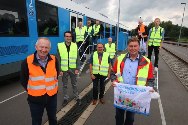 Ralf Uekermann (Bentheimer Eisenbahn, von links) zeigt Thomas Blome (Nahverkehr Westfalen-Lippe), Andreas Wilde (SPD Barntrup), Falk Niehage (SPD Dörentrup), Jochen Brunsiek (Landeseisenbahn Lippe), Sven Oehlmann (Geschäftsführer VBE), Matthias Kaiser (SPD Lage), dem SPD-Landtagsabgeordneten Jürgen Berghahn, Christian Schulz (Landeseisenbahn Lippe) und Student Luis Urbschat das Betriebsgelände der Bentheimer Eisenbahn. - © SPD