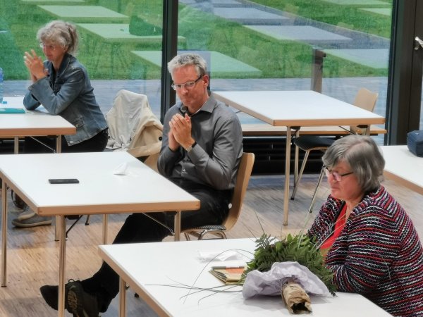 Applaus und Blumenstrauß für die Leiterin des Gymnasiums Barntrup Gabriele Schmuck (rechts), die sich am Dienstag in einer Schulausschuss-Sondersitzung nochmals mit Bürgermeister Jürgen Schell auseinandersetzte. Mit auf dem Bild (von links) Janna Hennig (Schulleitung Grundschule Barntrup) und Markus Tackenberg (stellvertretender Leiter Gymnasium Barntrup). - © Sylvia Frevert