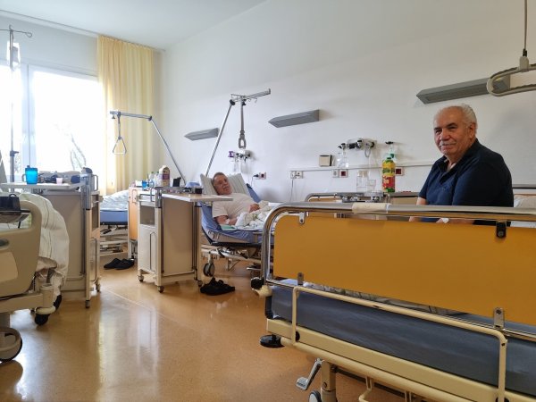 Hans-Jürgen Tielker (links) und Ahmet Korkmaz liegen gemeinsam mit zwei weiteren Patienten in einem Drei-Bett-Zimmer auf der Pneumologie. Das Foto entstand vor dem Brand im Klinikum am 15. Januar. - © Carolin Brokmann-Förster