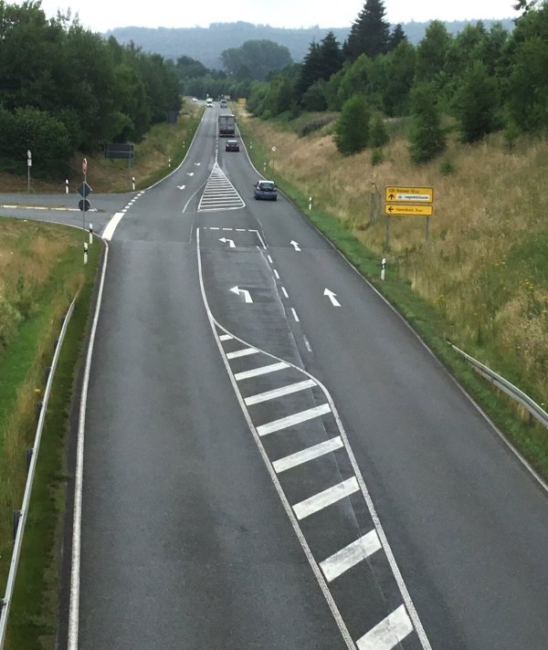 Immer geradeaus Richtung Rinteln oder A2 in Bad Eilsen: für die Ortsumgehung Langenholzhausen wurden sieben Brücken gebaut. - © Axel Bürger(LZ)