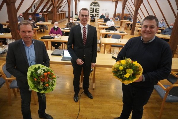 Bürgermeister Jörg Bierwirth (Mitte) verabschiedet Dietmar Schmidt (links) als Ratsmitglied. Zum neuen zweiten stellvertretenden Bürgermeister wurde Marc Beckmeier gewählt. - © Michaela Weiße(LZ)