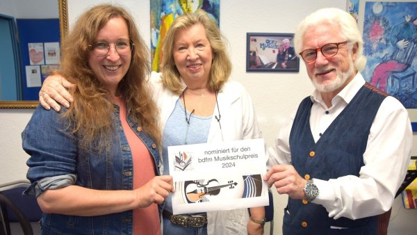 Stefanie, Barbara und David Clarke (von links) sind stolz, dass die Oerly Musikschule, die ihr 25-jähriges Bestehen feiert, nominiert worden ist und so weit vorne liegt. Foto: Karin Prignitz - © Karin Prignitz