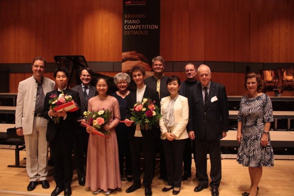 Preisträger und Jury des 4. Internationalen Brahms-Klavierwettbewerbs Detmold (v.l.n.r.): Prof. Jacob Leuschner
(Juryvorsitz), Rei Harada (3. Preis), Michel Béroff (Jury), Elisabeth Tsai (1. Preis), Inge-Susann Römhild (Jury), Martin Jaspard (1. Preis), Florian Ludwig (Jury), Hiroe Arai (Jury), Markus Bellheim (Jury), Richard Braun (Jury),
Catherine Vickers (Jury). - © HfM Detmold/Plettenberg